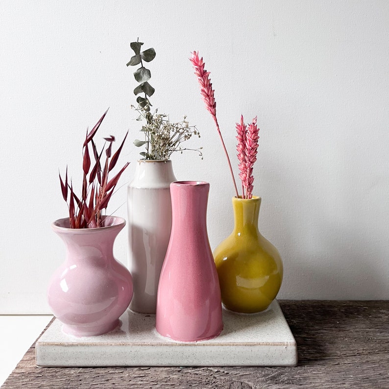Mini Vasen Arrangement Frühling Blumen Keramik gedeckter Tisch bunt gelb rosa blau Bild 3
