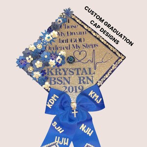 Cappello di laurea in infermieristica / Cappello di laurea BSN RN con strass / "Dio ha guidato i miei passi" / Copricapo personalizzato per infermiere/infermiera / Decorazione floreale religiosa cristiana con strass