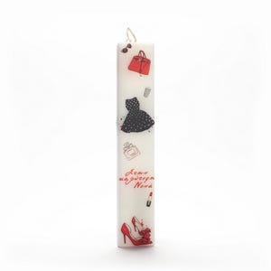 Puede incluir: Vela rectangular blanca con un diseño rojo, negro y blanco. El diseño incluye un bolso rojo, un vestido negro con lunares blancos, un frasco de perfume, un lápiz labial rojo y un par de tacones rojos. El texto en la vela dice "Женщи на всегда Nora".