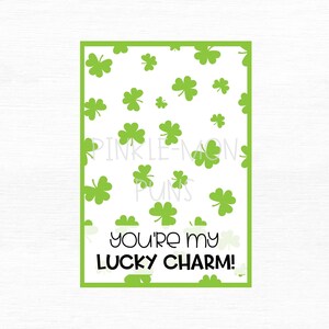 Può includere: Motivo a trifoglio verde su sfondo bianco con bordo verde. Il testo "You're my lucky charm!" è in nero.