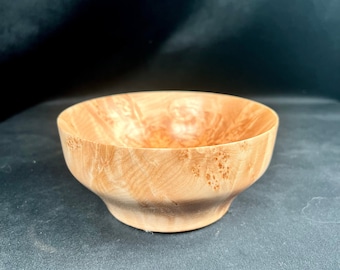 Cuenco de madera de arce nudosa torneado a mano, pieza única con borde natural, ideal para coleccionistas.