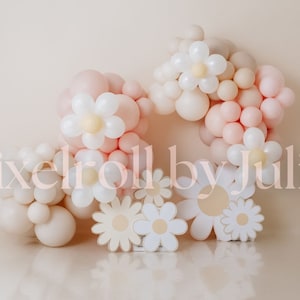 Könnte beinhalten: Ein dekorativer Hintergrund mit einem Ballonbogen in Rosa-, Creme- und Weißtönen, verziert mit Gänseblümchen-Akzenten. Der Hintergrund umfasst mehrere Gänseblümchen-Ausschnitte in verschiedenen Größen, die eine skurrile und festliche Atmosphäre schaffen.