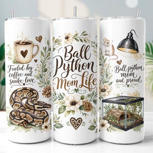 Puede incluir: Tres vasos cilíndricos blancos con pajitas que presentan ilustraciones de una pitón bola, una taza de café, un ratón, un terrario y motivos florales. El texto incluye "Fueled by coffee and snake love", "Ball Python Mom Life" y "Ball python mom and proud".