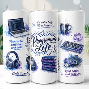 Op de afbeelding: Witte tumbler met een ontwerp met programmeergerelateerde afbeeldingen. Inclusief een laptop, toetsenbord, koptelefoon, muis, koffiemok en boeken. Tekst bevat "Programmer Life", "Powered by caffeine and code" en "Keep calm and code on".