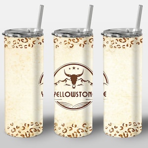 Può includere: Tre bicchieri in acciaio inossidabile con coperchi e cannucce. Ogni bicchiere presenta un design marrone e bianco con un logo di teschio di toro e il testo "Yellowstone". I bicchieri hanno un motivo a stampa leopardata nella parte superiore e inferiore.