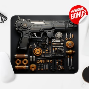 Op de afbeelding: Een futuristisch zwart en gouden pistool gedemonteerd in zijn afzonderlijke onderdelen op een zwarte achtergrond. Het pistool is omringd door zijn onderdelen, waaronder schroeven, veren en tandwielen. De afbeelding is een close-up en het pistool is de belangrijkste focus.