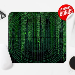 Könnte beinhalten: Eine schwarze Mausmatte mit einem grünen und blauen digitalen Code-Muster. Der Code ist in einem kreisförmigen Muster angeordnet, das einem wirbelnden Strudel ähnelt. Die Mausmatte ist für die Verwendung mit einer Computermaus konzipiert.