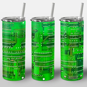 Peut inclure: Trois gobelets isothermes avec un motif de circuit imprimé vert. Chacun a un couvercle transparent et une paille transparente. Le motif présente des lignes et des points blancs et verts, ressemblant aux composants internes d'un ordinateur.