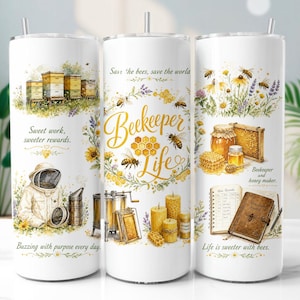 Puede incluir: Vaso aislado blanco con un diseño temático de abejas. El vaso presenta ilustraciones de colmenas, abejas, miel y herramientas de apicultura. El texto incluye "Beekeeper Life", "Sweet work, sweeter rewards" y "Life is sweeter with bees."