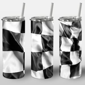 以下が含まれることがあります： 黒と白の市松模様の旗のデザインが施されたステンレス製のタンブラーが3つ。タンブラーには蓋とストローが付いています。