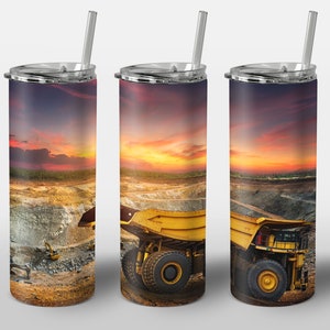 Puede incluir: Un vaso de acero inoxidable con una escena de puesta de sol y un camión volquete amarillo en una mina. El vaso tiene una tapa y una pajita.