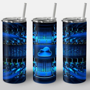 Peut inclure: Trois gobelets en acier inoxydable avec un motif de salle de serveurs bleu. Chaque gobelet a un couvercle argenté et une paille transparente. Le motif présente une icône de nuage bleu et des baies de serveurs avec des lumières bleues et vertes.