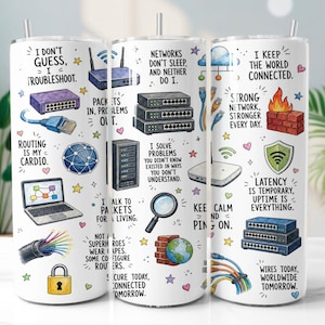 Puede incluir: Un vaso cilíndrico blanco con un patrón repetitivo de ilustraciones de TI y redes, que incluye routers, servidores, cables y una lupa, acompañado de textos humorísticos sobre tecnología como I Don't Guess, I Troubleshoot.