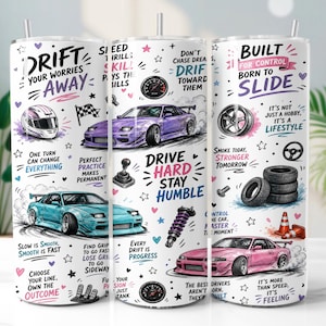 Könnte beinhalten: Ein weißer zylindrischer Becher mit Drift-Rennsport-Motiv, bedruckt mit violetten, türkisfarbenen und rosafarbenen Sportwagen, einem Rennhelm, Reifen und Autoteilen. Das Design enthält motivierende Texte wie "Drift your worries away" und "Built for control."