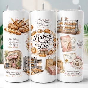 Puede incluir: Un vaso blanco de 590 ml con ilustraciones de acuarela de productos horneados, equipos de panadería y texto. El vaso incluye las frases "Bakery Owner Life", "My bakery, my dream, my legacy" y "Rise and shine, time to bake."