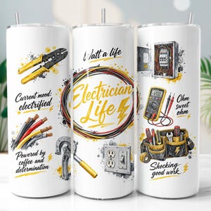 Könnte beinhalten: Weißer isolierter Becher mit Illustrationen von Elektrikerwerkzeugen und Phrasen. Der Becher zeigt einen gelb-schwarzen Drahtabisolierer, elektrische Drähte und den Text "Electrician Life". Weitere Texte sind "Current mood: electrified".