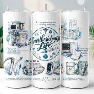 Puede incluir: Un vaso cilíndrico blanco con ilustraciones médicas relacionadas con la anestesiología. Los gráficos incluyen una máquina de anestesia, viales, una jeringa, un oxímetro de pulso y una taza con el texto Anesthesiologist Life. Incluye además los textos The art of controlled unconsciousness y Precision, care, and calm under pressure.
