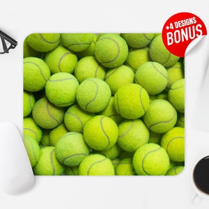 Puede incluir: Una imagen de primer plano de un montón de pelotas de tenis de color verde brillante. Las pelotas están dispuestas en un patrón aleatorio, creando una textura visualmente atractiva.