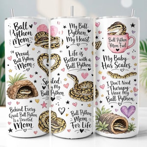 Può includere: Un bicchiere cilindrico bianco con illustrazioni di pitoni reali, cuori rosa e stelle. Il testo include 'Ball Python Mom', 'My Ball Python, My Heart', 'Ball Python Mom Fuel', 'My Baby Has Scales' e 'I Don't Need Therapy I Have My Ball Python'.