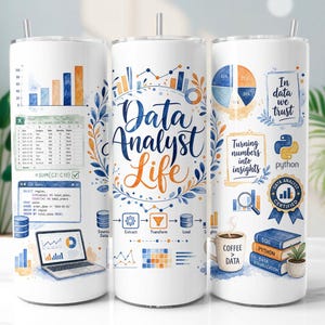 Könnte beinhalten: Drei weiße zylindrische Becher mit Strohhalmen, verziert mit Datenanalyse-Grafiken wie Balkendiagrammen, Tabellen, SQL-Code, Laptop, Tortendiagramm, dem Text "Data Analyst Life", "In data we trust", "Turning numbers into insights" und Python-Logos.