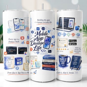 Può includere: Un bicchiere cilindrico bianco con un design grafico sullo sviluppo di app mobili. La stampa include testi come Mobile App Developer Life, frammenti di codice, icone di smartphone, computer portatili, libri e vari simboli di sviluppo software.