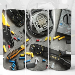 Puede incluir: Tres diseños diferentes para un vaso de acero inoxidable de 20 oz. con herramientas y equipos utilizados por electricistas. El primer diseño muestra una variedad de herramientas que incluyen pelacables, cortadores de alambre y cable eléctrico. El segundo diseño muestra una caja de conexiones con cable eléctrico y un multímetro. El tercer diseño muestra una variedad de herramientas que incluyen pelacables, cortadores de alambre y un multímetro.