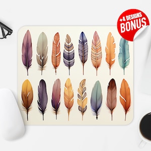 Puede incluir: Un conjunto de 16 ilustraciones de acuarela de plumas coloridas. Las plumas están dispuestas en dos filas de ocho, con cada pluma orientada hacia arriba. Las plumas están pintadas en tonos de marrón, naranja, amarillo, azul, morado y verde.