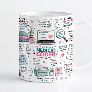 Op de afbeelding: Een witte keramische mok met een kleurrijk grafisch ontwerp met de tekst Proud to be a MEDICAL CODER. De illustratie bevat een laptop, een documentatiebox, een vergrootglas, potplanten en diverse motiverende zinnen in roze, blauwgroen en zwart.
