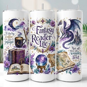 Może przedstawiać: Biały cylindryczny kubek z motywem fantasy przedstawiającym fioletowego smoka, kryształową kulę, książki, kubek kawy i mapę. Tekst głosi "Fueled by coffee and magic", "Fantasy Reader Life" oraz "Not all those who wander are lost".