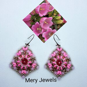 Può includere: Orecchini con perline rosa e argento con un design floreale. Gli orecchini hanno la forma di un diamante e un gancio d'argento.