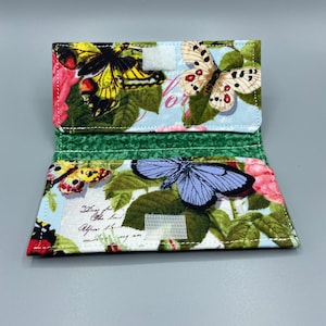 Cartera pequeña de tela con flores y mariposas
