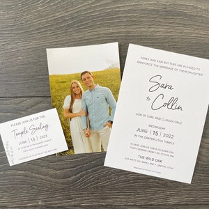 Puede incluir: Anuncio de boda para Sara y Collin. La invitación presenta una foto de la pareja en un campo, con el texto "Sara to Collin" en una fuente de letra cursiva. La fecha de la boda es el 15 de junio de 2022, y el lugar es el Templo Draper Utah.