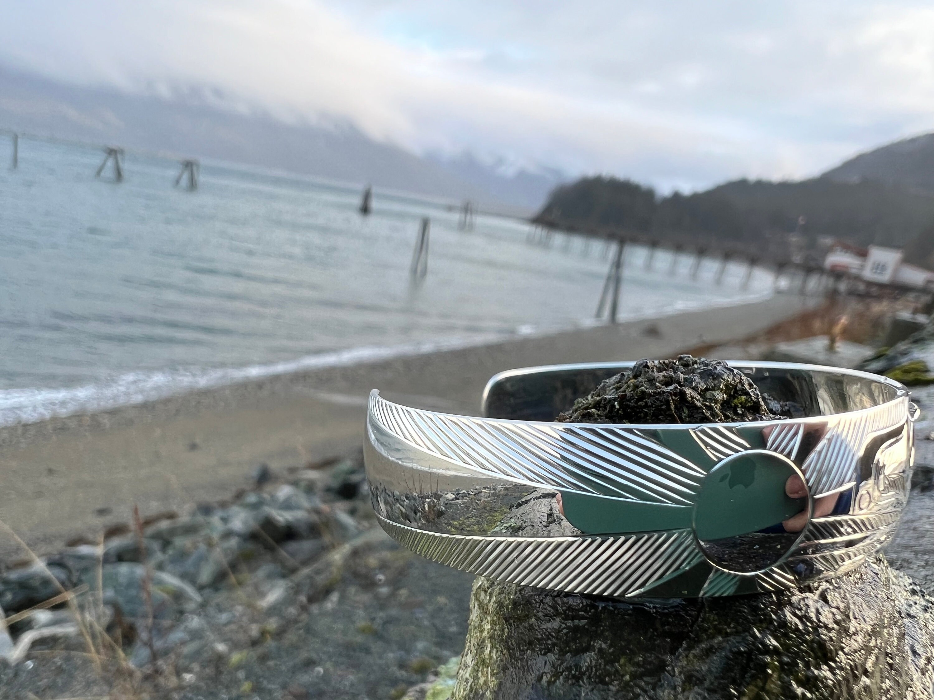 EN:VIENTAL×Bennu 椿　チタンブレスレット　ライリベ Raven Steals Light Bracelet: Tlingit Formline Art, Sterling Silver