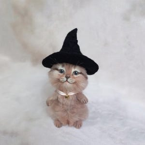一点もののニードルフェルトの子猫（魔女の帽子付き）、手作りのハロウィン猫、コレクター向けアートドール、かわいいファンタジーギフト、ソフトスカルプチャー