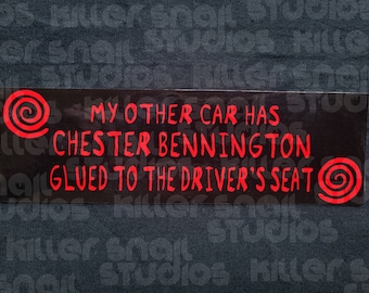 Meu outro carro tem Chester Bennington colado no banco do motorista 11" x 3,75" - Adesivo de para-choque de filme de terror Presente para amantes de filmes de terror Halloween