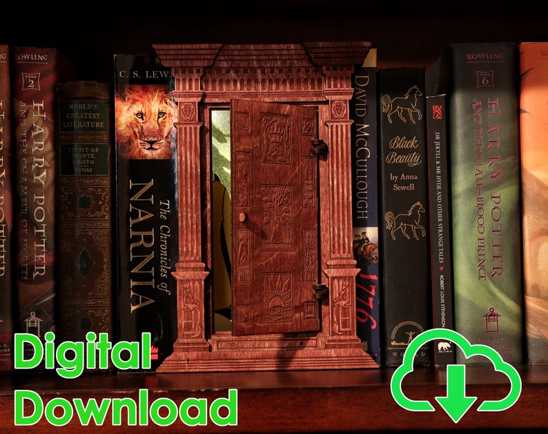 K&ouml;nnte beinhalten: Ein B&uuml;cherregal mit einer Auswahl an B&uuml;chern, darunter Harry Potter, Die Chroniken von Narnia und Black Beauty. Das B&uuml;cherregal ist aus Holz und hat eine dekorative Holzt&uuml;r in der Mitte. Der Text "Digitaler Download" ist am unteren Rand des Bildes sichtbar.