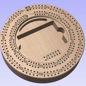Puede incluir: Un tablero de cribbage de madera con una superficie de juego circular y un &aacute;rea de puntuaci&oacute;n rectangular. El tablero es de color marr&oacute;n claro y tiene una serie de agujeros alrededor del borde para clavijas.