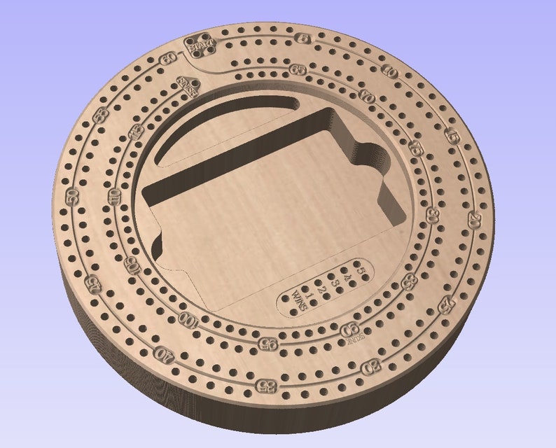 Puede incluir: Un tablero de cribbage de madera con una superficie de juego circular y un &aacute;rea de puntuaci&oacute;n rectangular. El tablero es de color marr&oacute;n claro y tiene una serie de agujeros alrededor del borde para clavijas.
