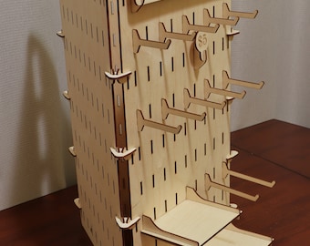 Puede incluir: Un expositor de madera con estantes y ganchos para exhibir mercancía. El expositor está hecho de madera clara y tiene un letrero que dice "TIMBERLANDCNC LASER CUTTING AND ENGRAVING".