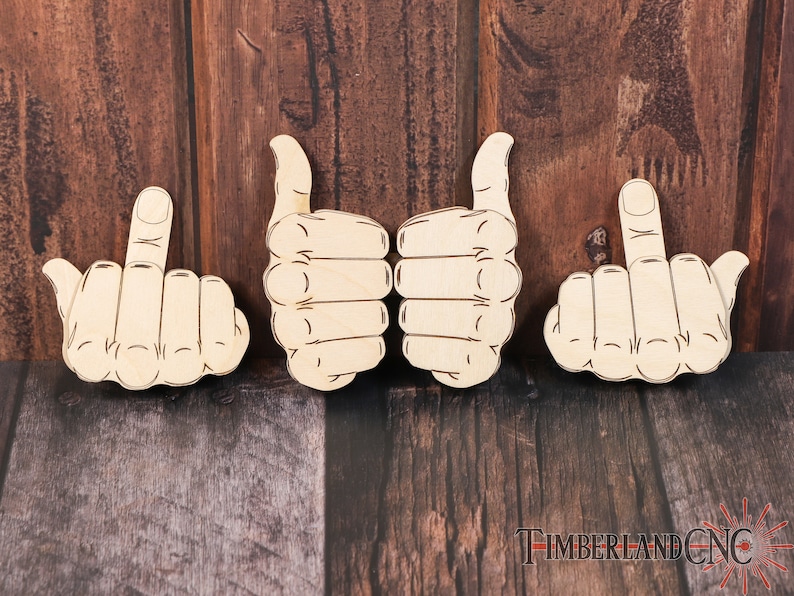 Op de afbeelding: Drie houten hand-uitsnijdingen, elk met een ander handgebaar. De eerste uitsnijding toont een hand die een duim omhoog geeft, de tweede uitsnijding toont een hand die een middelvinger geeft, en de derde uitsnijding toont een hand die een duim omhoog geeft.