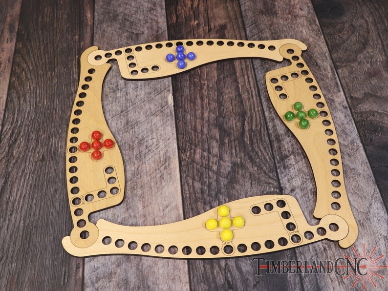 以下が含まれることがあります： 玉のコースが付いた木製ゲームボード。ボードは明るい木でできており、自然な仕上げになっています。赤、青、緑、黄色の4色の玉セットがあります。ゲームボードは2〜4人のプレイヤー向けに設計されています。