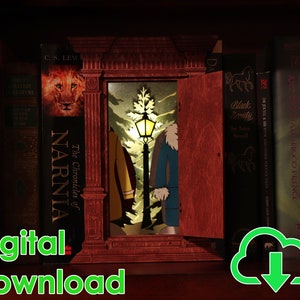 K&ouml;nnte beinhalten: Digitaler Download eines Papiermodells eines Buches mit einer T&uuml;r, die sich &ouml;ffnet und eine Szene mit einem Laternenpfahl und zwei Figuren enth&uuml;llt. Das Buch steht in einem B&uuml;cherregal mit anderen B&uuml;chern, darunter "Die Chroniken von Narnia" und "Harry Potter".