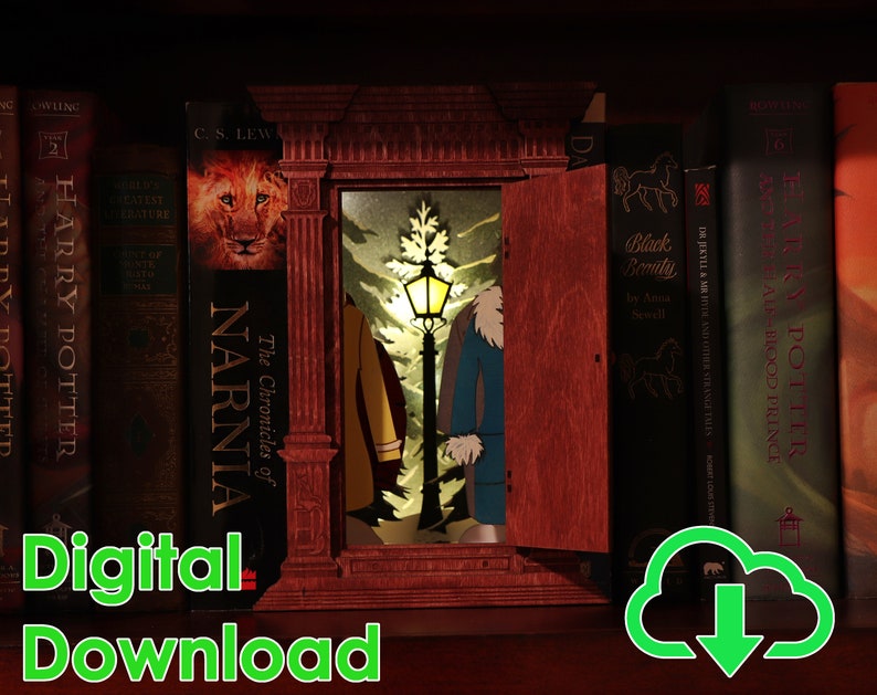 K&ouml;nnte beinhalten: Digitaler Download eines Papiermodells eines Buches mit einer T&uuml;r, die sich &ouml;ffnet und eine Szene mit einem Laternenpfahl und zwei Figuren enth&uuml;llt. Das Buch steht in einem B&uuml;cherregal mit anderen B&uuml;chern, darunter "Die Chroniken von Narnia" und "Harry Potter".