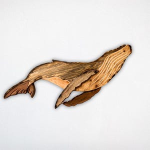 Escultura de ballena de madera hecha a mano / Decoración oceánica de madera recuperada / Arte mural ecológico / Escultura única para el hogar