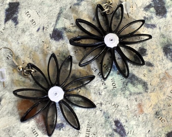 Black and White Modern Daisy Paper Quilled Dangly Earrings, Handmade Paper Earrings, Dangle Earrings for Women, Flower Earrings Dangle