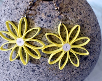 Lightweight Daisy Dangle Statement Earrings, Modern Hippie Earrings, Dangly Earrings for Women, Summer and Spring Earrings, Boho Earrings