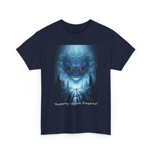 Puede incluir: Camiseta azul marino con un diseño de arte digital de una cara amenazante con ojos rojos y un fondo de paisaje urbano. El texto "Humanity: Update Required" está impreso debajo.