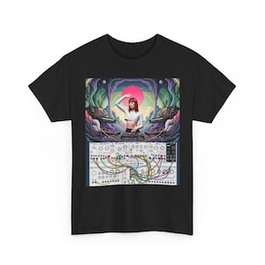 Puede incluir: Camiseta negra con un gráfico colorido de un DJ con un fondo de puesta de sol roja y equipo de música electrónica. El gráfico incluye el texto "ANALOGUE SHADOWS" en un panel de sintetizador.