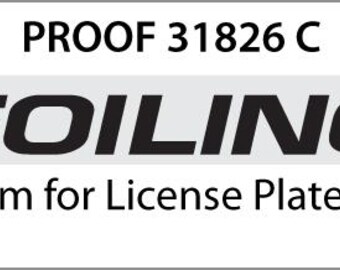 Puede incluir: Parte inferior del marco de la placa de matrícula blanca con la palabra "FOILING" en letras negras en negrita. El texto "PROOF 31826 C" está en la parte superior. El texto "Bottom for License Plate Frame" está debajo. Siluetas negras de una persona haciendo foil en el agua.