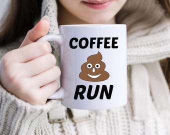 Puede incluir: Taza de café de cerámica blanca con un emoji de caca marrón y el texto "Coffee Run" en negro.